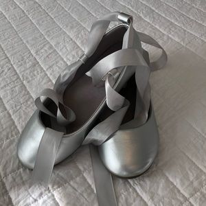 13 Miss Dream silver flat with satin ribbon